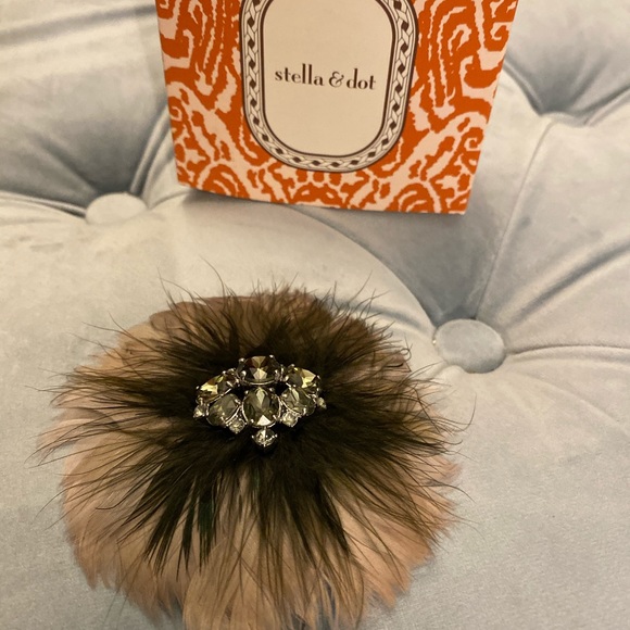 Stella & Dot Plume Brooch - Picture 2 of 3